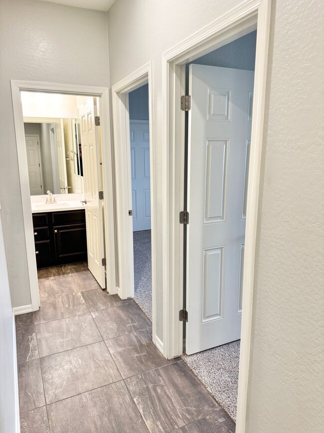 Building Photo - Beautiful 4 Bedroom Single Level Home Loca...