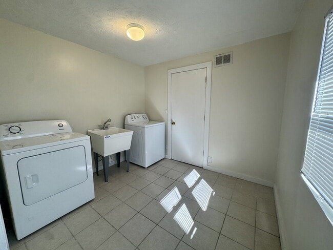 Building Photo - Ottawa Southside – 3 Bed / 2 Bath Duplex