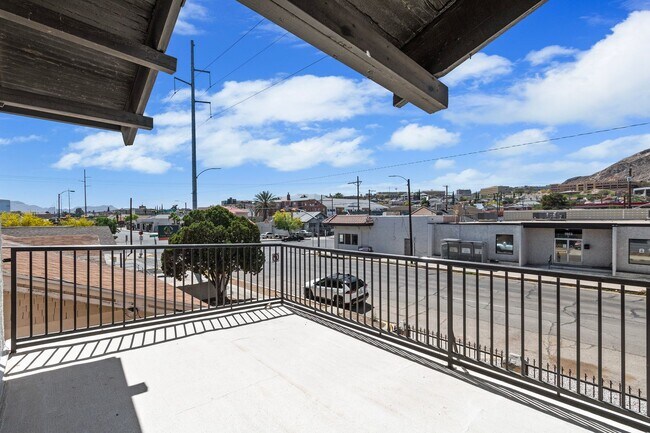 Building Photo - Fully Renovated 2BR / 1BA – Five Points | ...