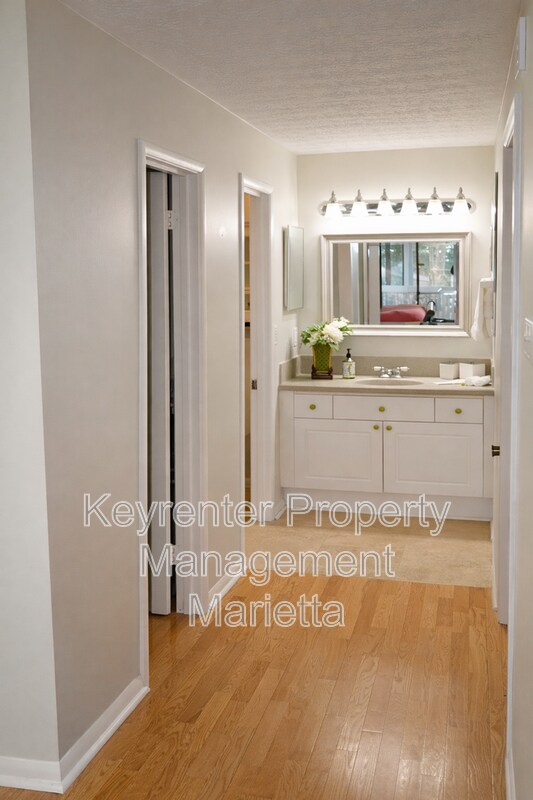 Building Photo - 1400 Summit N Dr