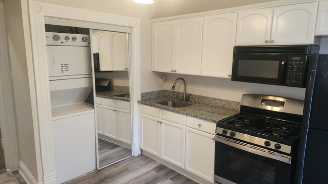 Building Photo - "Cozy 2-Bedroom Duplex in the Heart of St....