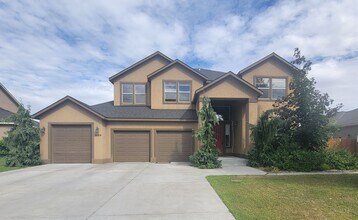 Building Photo - Richland Home with Stunning Views, Comfort...