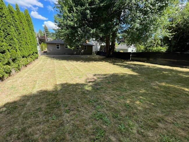 Building Photo - Fantastic SE Salem location!