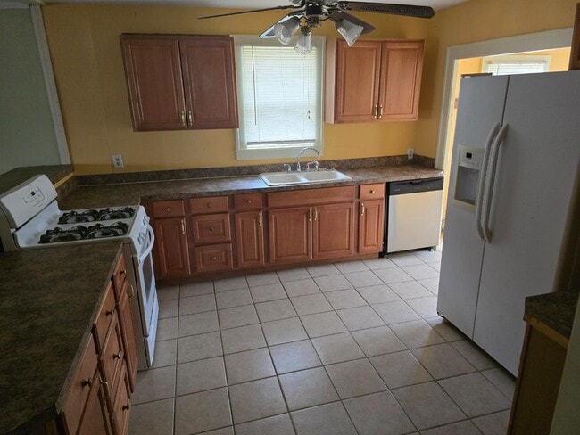 Building Photo - 221 E Lincoln Ave