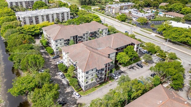 Building Photo - 2851 Riverside Dr