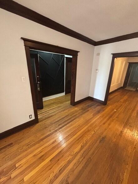 Building Photo - 708 W 61st Pl