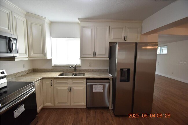 Building Photo - 417 Country Club Dr