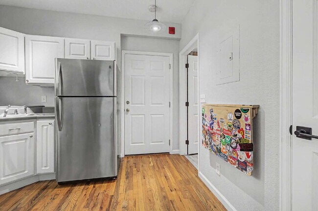 Building Photo - Adorable Studio in 1909 Building! Heart of Capitol Hill