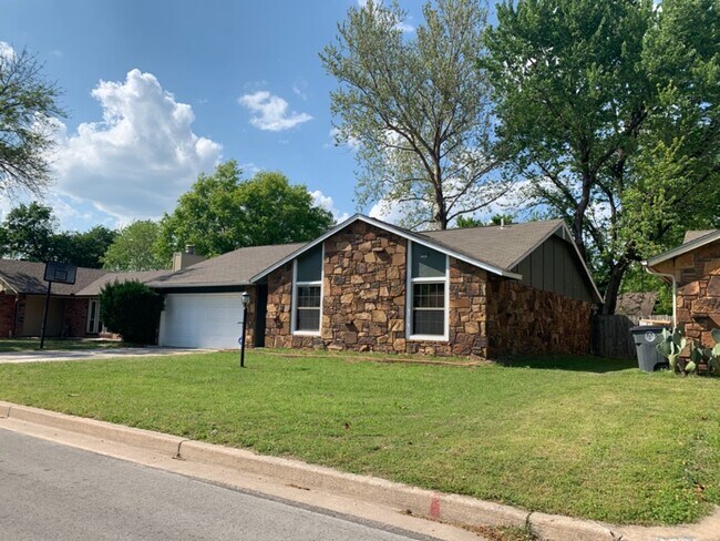 Building Photo - 1529 E 68th Pl