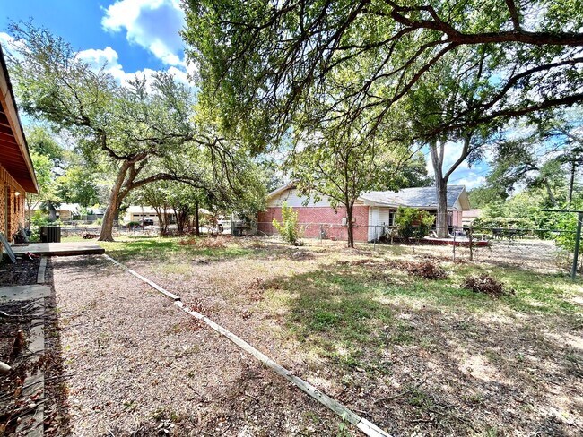 Building Photo - 3 Bed, 2 Bath Home – Fully Equipped & Move...