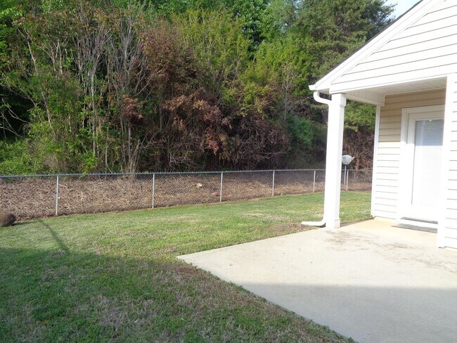 Building Photo - One Level House for Rent-Off Main St.-Minutes from Downtown