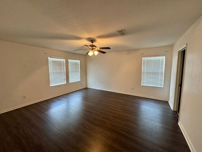 Building Photo - Over 2800 square feet!