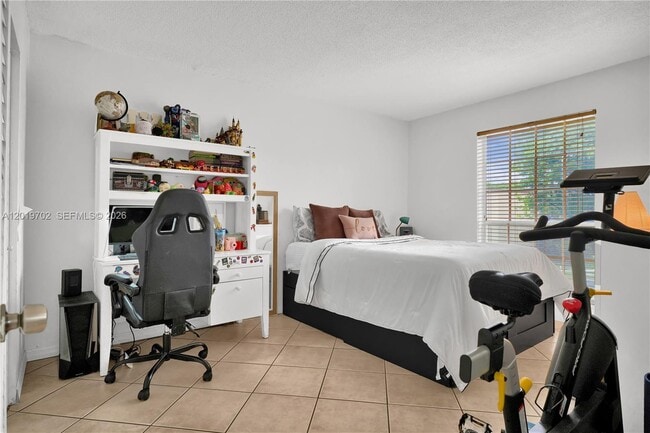 Building Photo - 10786 N Kendall Dr