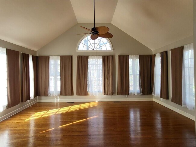 Building Photo - 2438 Kings Ct NE