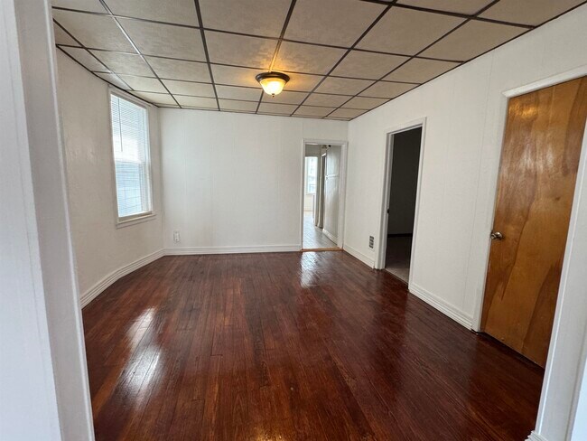 Building Photo - 98 W 47th St