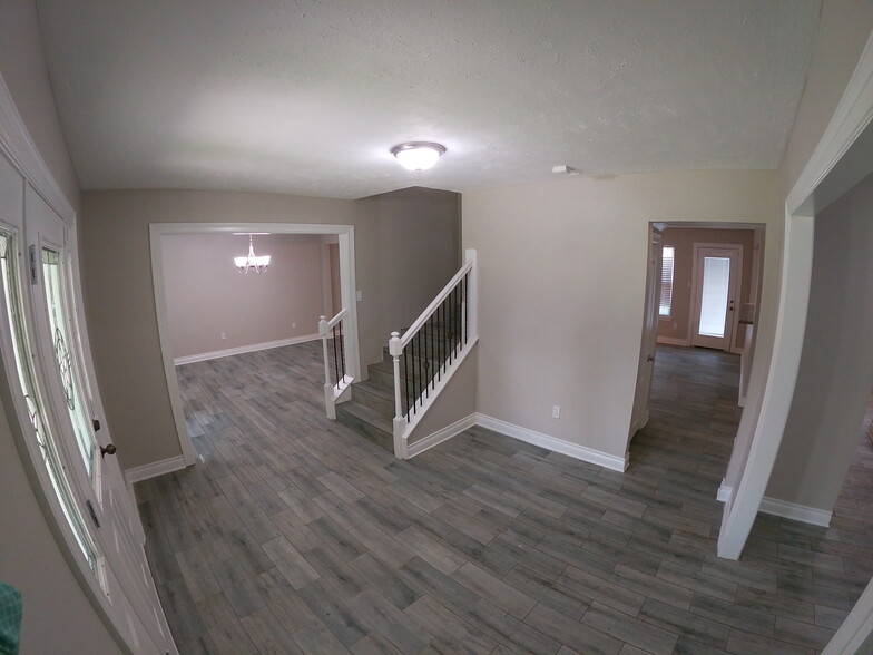 Entry - 2614 N Woodloch St