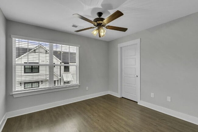 Building Photo - Charming 3-Bed, 2.5-Bath Townhouse Gem in ...