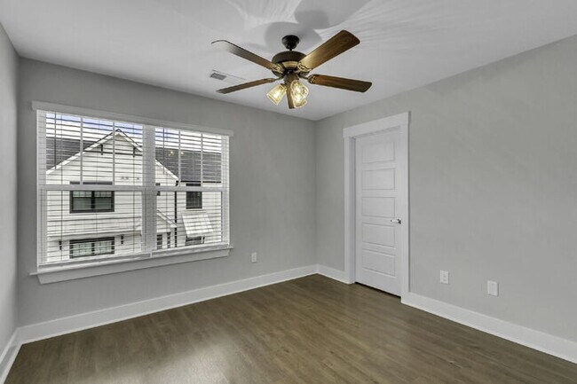 Building Photo - Charming 3-Bed, 2.5-Bath Townhouse Gem in Travelers Rest