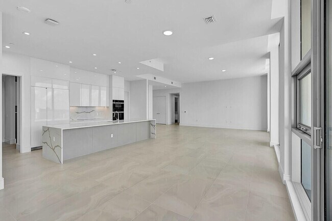 Building Photo - 220 Lake Shore Dr