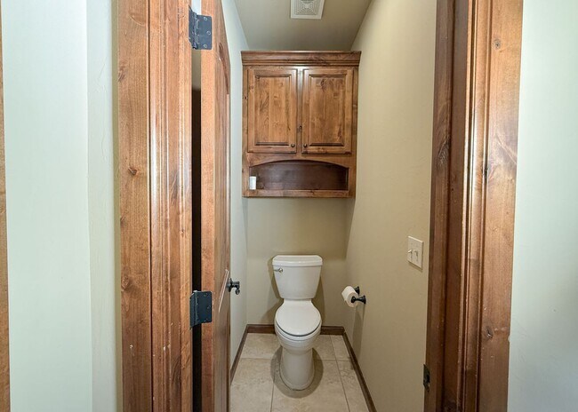 Building Photo - 3 Bed, 2.5 Bath Home in Oxford Park – Open Layout & Tall Ceilings