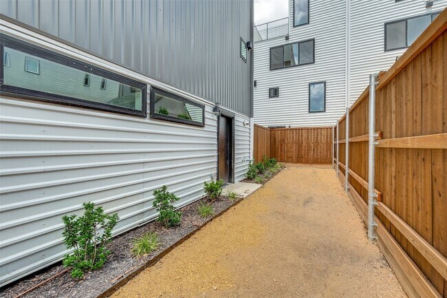 Building Photo - 4701 San Jacinto St