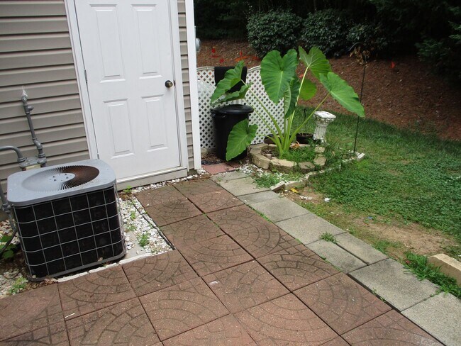 Building Photo - Pretty Townhouse for Rent in Rachel's Keep...