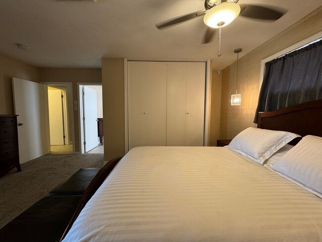 Building Photo - 3 Bedroom Furnished Home with UTILITIES INCLUDED with Courtyard Near the Colorado River 3-12 mont...