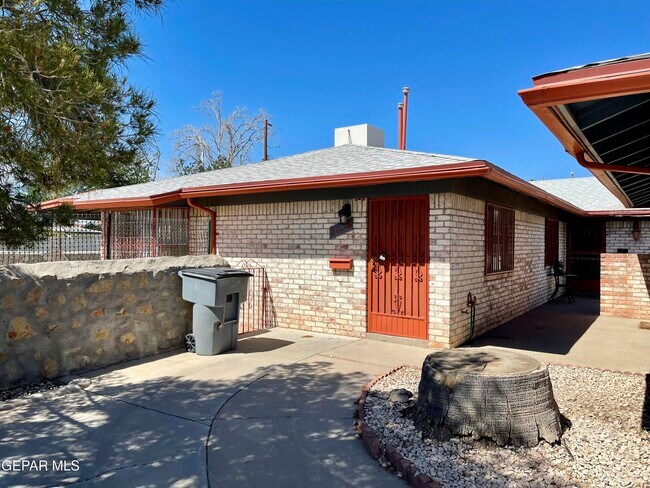 Primary Photo - 8638 Mettler Dr