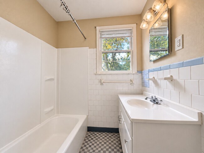 Building Photo - 4229 Hickory Dr