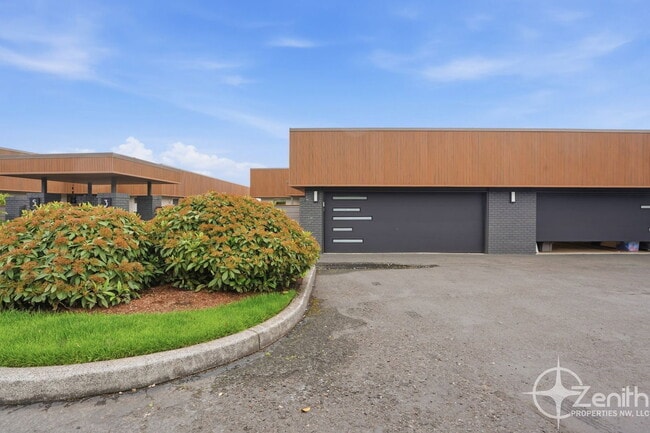 Building Photo - 6903 SE Riverside Dr