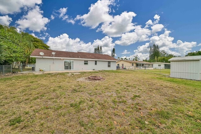 Building Photo - **3/2 House in San Carlos - Huge fenced backyard - City Water**