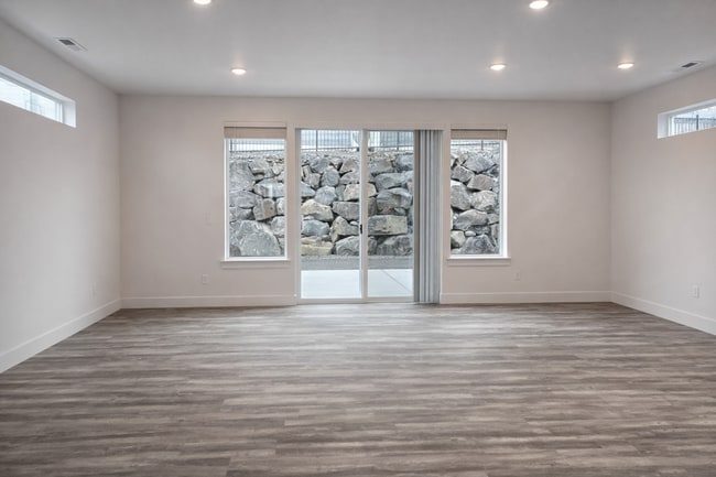 Building Photo - 1 MONTH FREE WHEN YOU SIGN A 15 MONTH LEASE! BRAND NEW TOWNHOME IN THE DESIRABLE SOUTHRIDGE AREA!