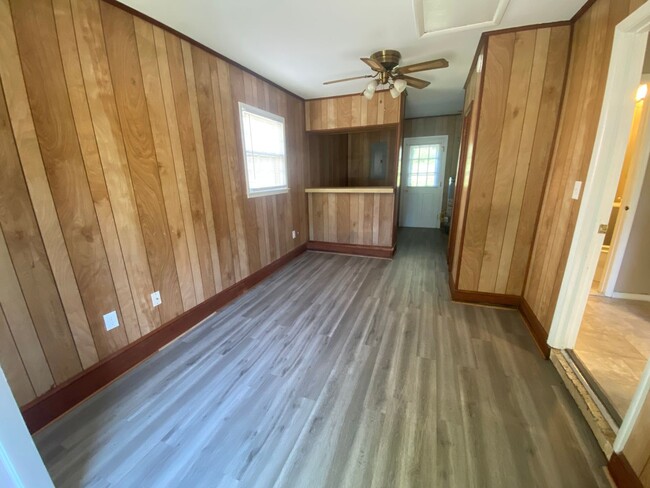 Building Photo - 3 Bedroom, 1.5 Bathroom House in Winston-S...