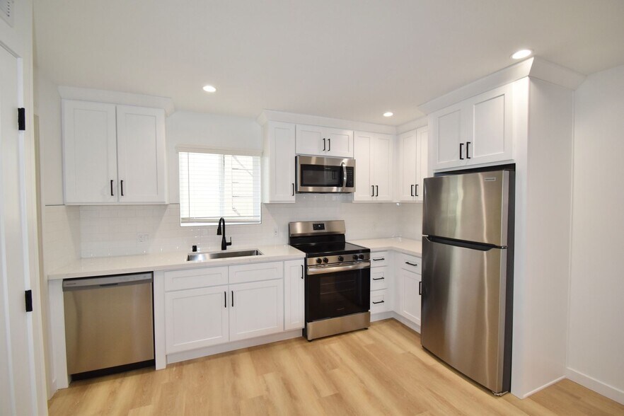 Building Photo - 14418 Dickens St