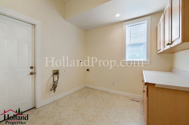 Building Photo - Great, Spacious & Inviting Home in the Heart of Milwaukie! Move-in Special DISCOUNT of $200!!!