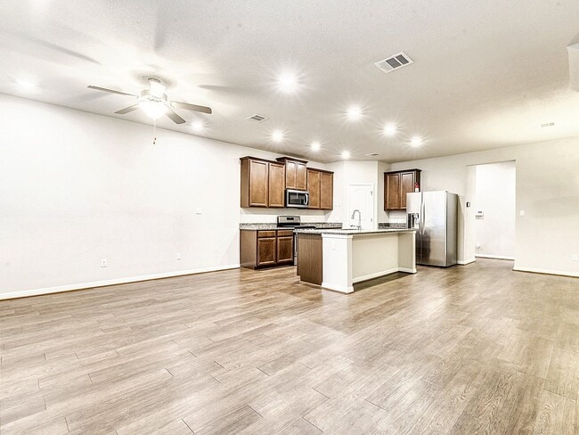 Building Photo - Warm & Welcoming 3/BR 2.5 Home in Dripping...