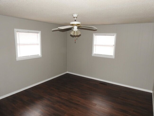 Building Photo - Move-in Ready!  3-Bed, 2-Bath Farmington Home.  Fenced-in backyard + 2x Car Garage