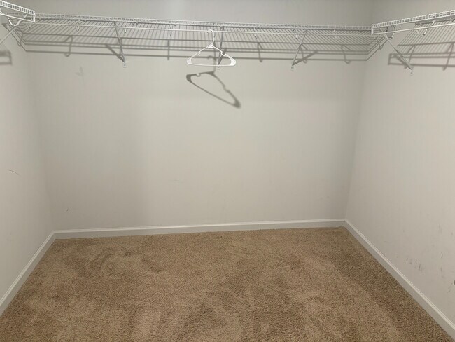 Building Photo - Room in Single Family Home on N Great White Way