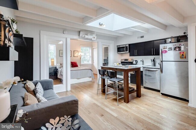 Building Photo - 1320 Pine St