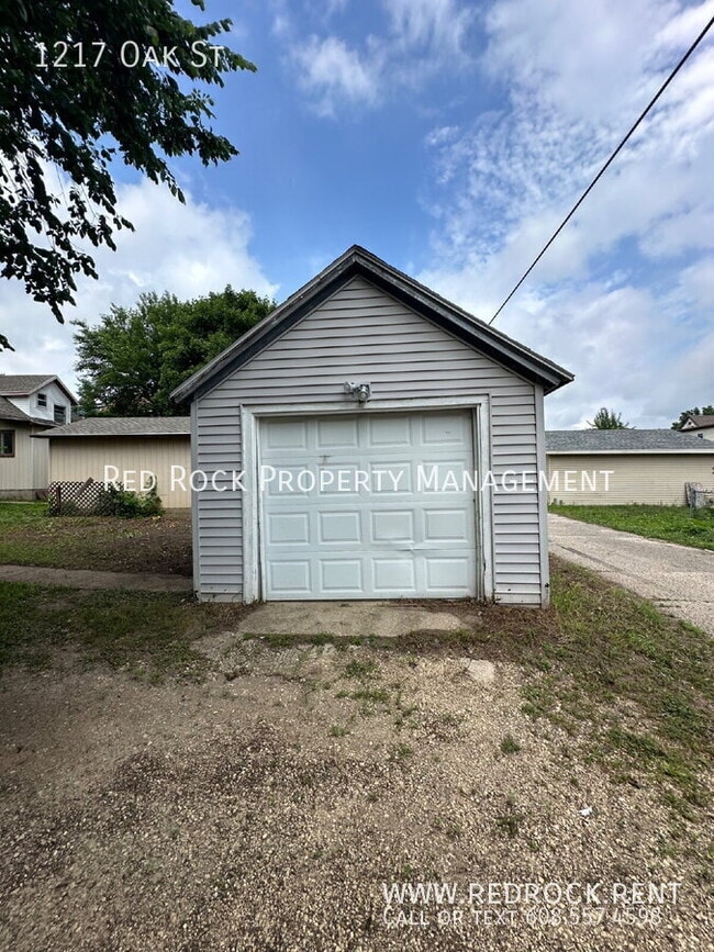 Building Photo - 1217 Oak St