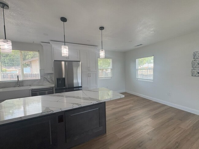 Building Photo - Available NOW Recently Renovated 3BR/3BA Home with Modern Finishes & Spacious Backyard Near Downt...