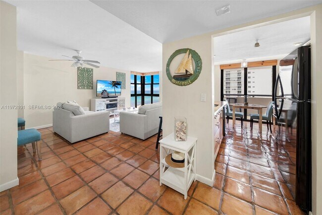 Building Photo - 2555 Collins Ave