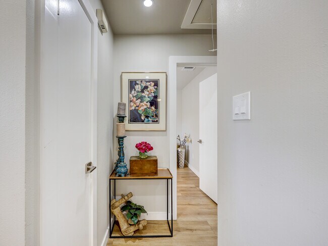 Building Photo - 12032 Shropshire Blvd