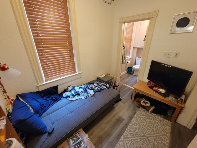 Building Photo - AVAILABLE JULY - 1 BEDROOM/1 BATHROOM CENT...
