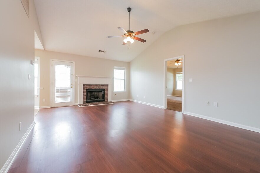 Building Photo - 454 Village Cir