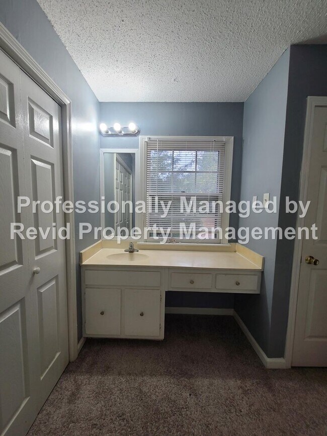 Building Photo - 6771 Bainbridge Dr