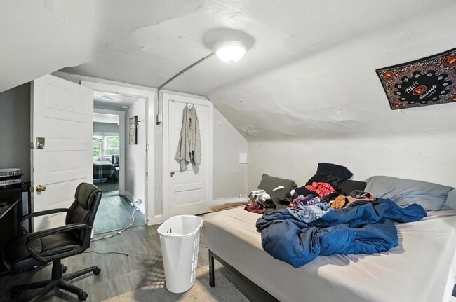 Building Photo - 6 bed/3.5 bath on Atkinson, Mins. from UC for Only $650/pp ($3900/mo)!