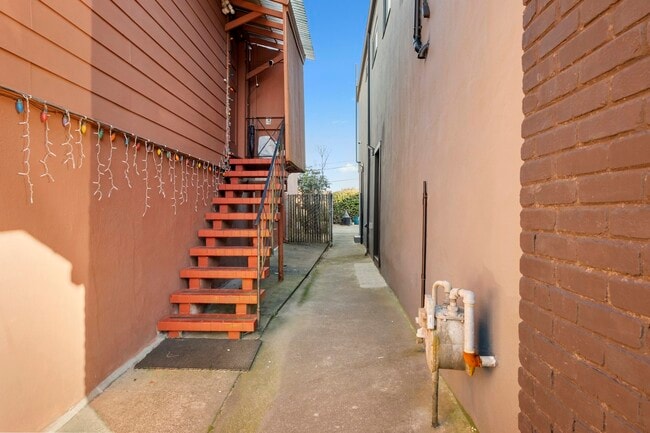 Building Photo - 191 Castillejo Dr