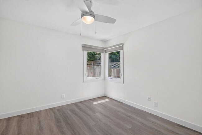 Building Photo - 2,900 /Month Beautiful 2 Bed, 1 Bath Single Story, with Garage Centrally Located in Petaluma!