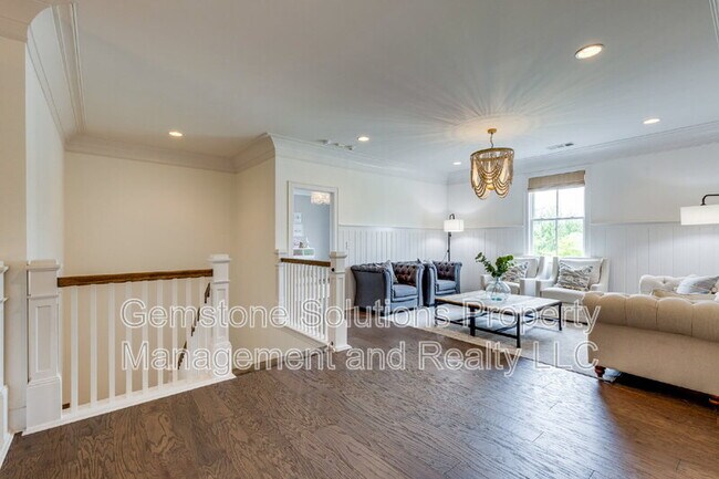 Building Photo - 1806 Burland Cres